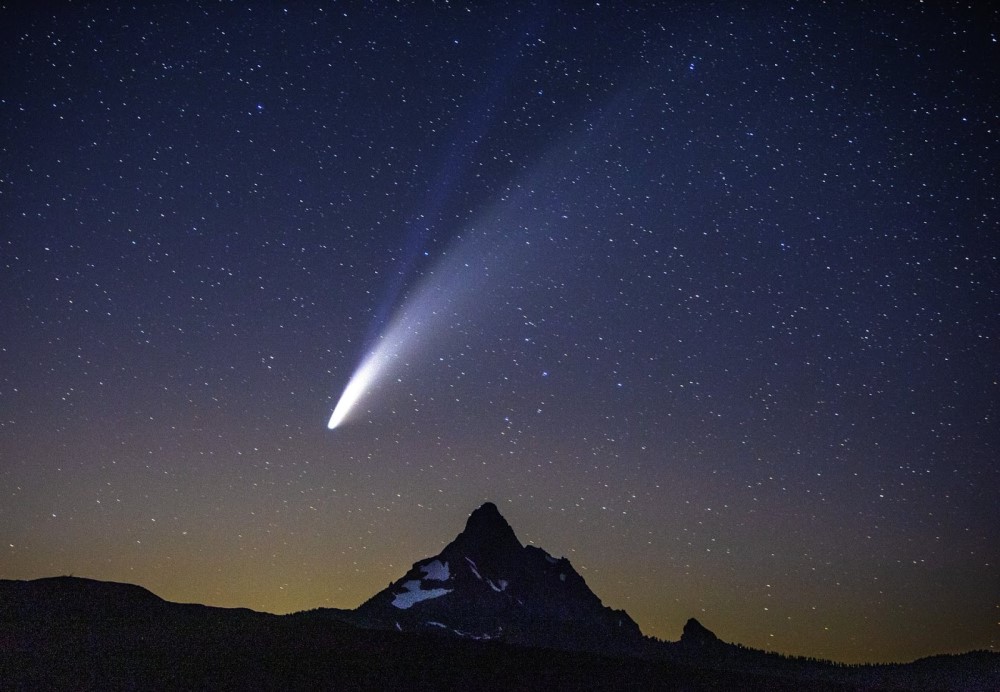 Sao chổi di chuyển theo quỹ đạo hình elip